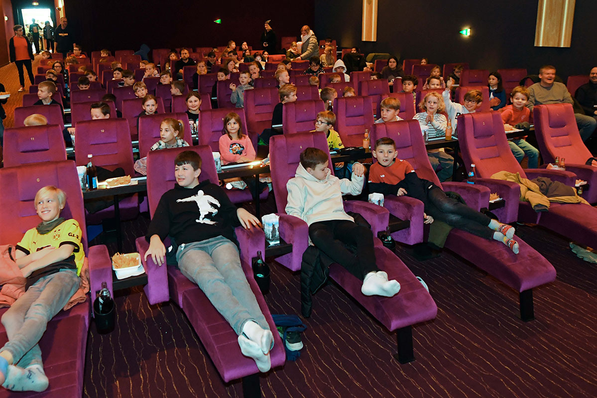 Bequem gemacht hatten es sich die jungen Kinobesucher im restlos belegten großen Saal des Capitol Cinema Centers. Hier wurde der Kinderfilm „Die unlangweiligste Schule der Welt“ gezeigt. Foto: WSC