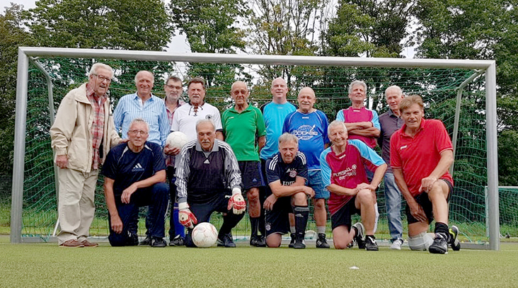 Altherren-Kicker trafen sich zum Spiel im Lindert Die Ü60-Fußballer des Werner SC trafen sich am Samstag, 11. September, zu einem internen Fußballspiel im Sportzentrum Lindert. 29 Teilnehmer waren der Einladung gefolgt, einige von ihnen zeigten auf dem Kunstrasen, dass sie nichts verlernt hatten. Die Oldies bewiesen eindrucksvoll, dass sich mit sportlicher Betätigung die Fitness bis ins Alter erhalten lässt. Ältester Akteur war Willi Jasper, der es sich mit 82 Jahren nicht nehmen ließ, mit seinen langjährigen Mannschaftskameraden wieder mal nach dem Leder zu treten. Dem Alter entsprechend ließen die erfahrenen Kicker den Ball laufen und freuten sich über gelungene Spielzüge und schöne Tore. In der dritten Halbzeit wurde dann ausgiebig über das Spiel im Speziellen, aber auch über Fußball und das Leben im Allgemeinen philosophiert.