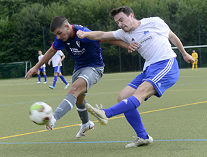 Mirac Kavakbasi kann in dieser Szene seinen Gegenspieler nicht stoppen. Foto: Jörg Stengl