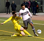 Packende Zweikämpfe lieferten sich die Spieler beim Flutlicht-Derby im Lindert. Foto: MSW