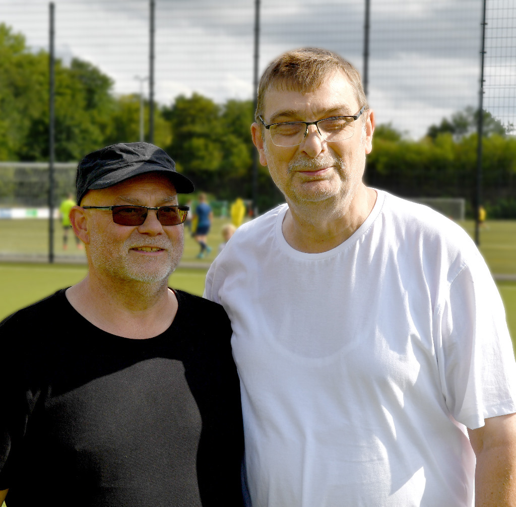 Martin Drüken (l.) und Franz Mertens trainieren die Mini-Kicker