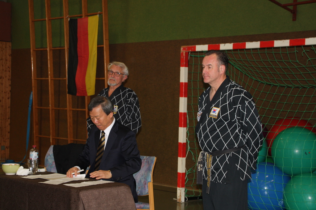 Unser Großmeister Chung (8. DAN, in der Bildmitte) und Trainer Thomas Karla (3. DAN)