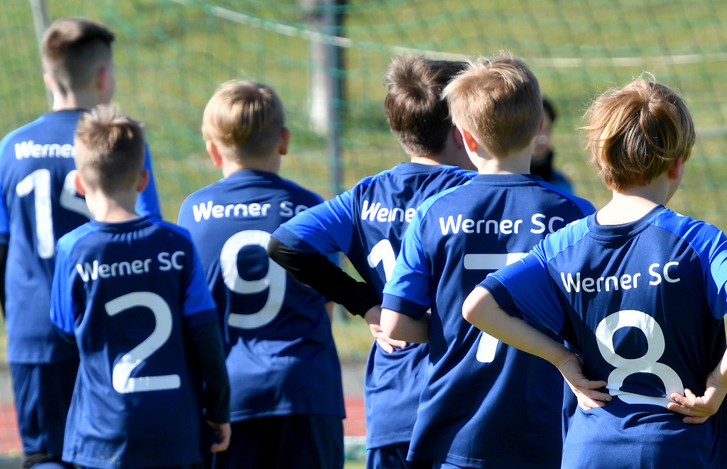 Fußballspielen bei den Minikickern, aber auch Tischtennis, Volleyball oder Kurse im Freizeit- und Breitensport - Kinder, Jugendliche und Erwachsene, die aus der Ukraine nach Werne geflüchtet sind, können beitragsfrei das Sportangebot des Werner SC nutzen.