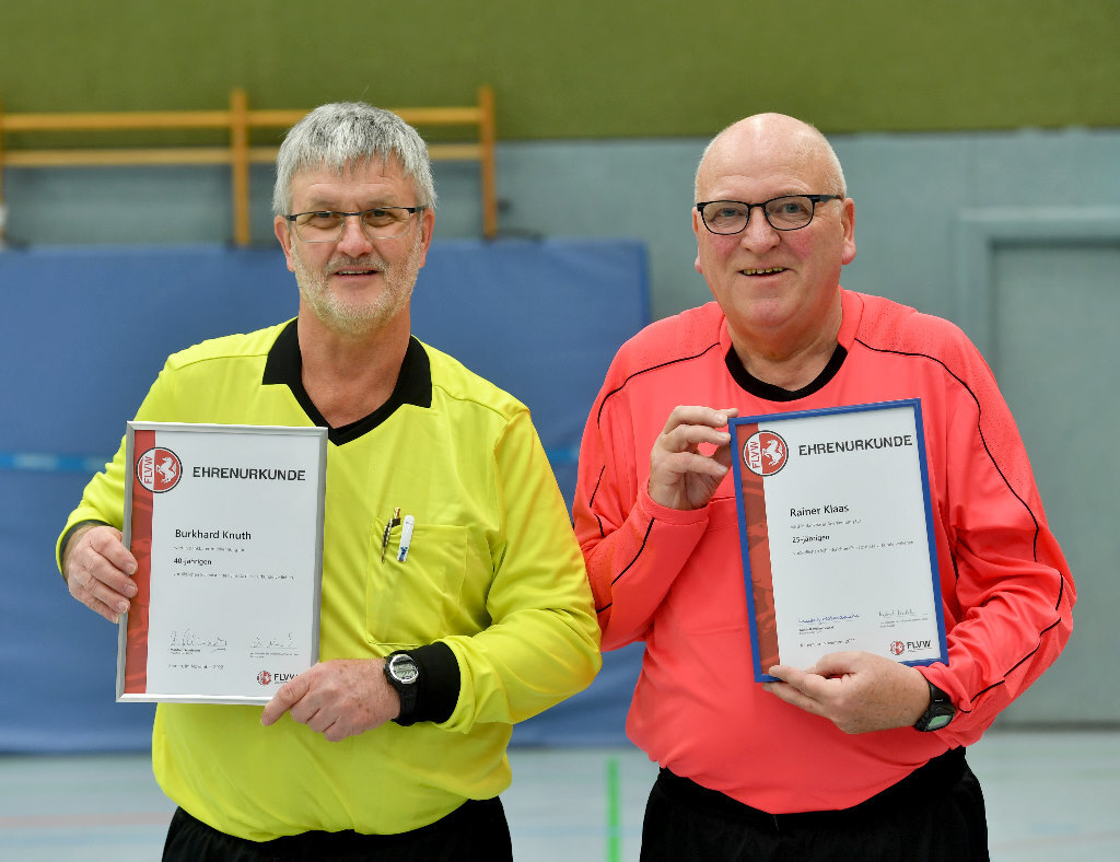 Burkhard Knuth und Rainer Klaas vom Werner SC wurden vom FLVW-Schiedsrichter-Ausschuss für langjährigen vorbildlichen Schiedsrichter-Einsatz ausgezeichnet. Foto: MSW