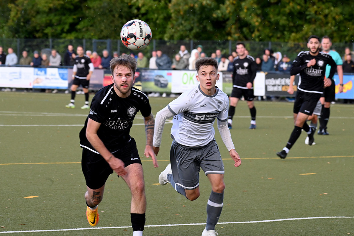 Kurz vor der Pause kann sich Kamens André Born im Strafraum gegen Colin Lachowicz (r.) durchsetzen und so den Ausgleich vorbereiten.  Foto: MSW