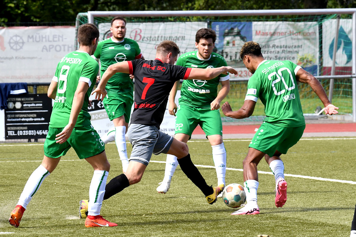 Chris Thannheiser brachte den Werner SC nach 12 Minuten in Führung. In dieser Szene war er aber gegen vier Massener ohne Chance. Foto: MSW