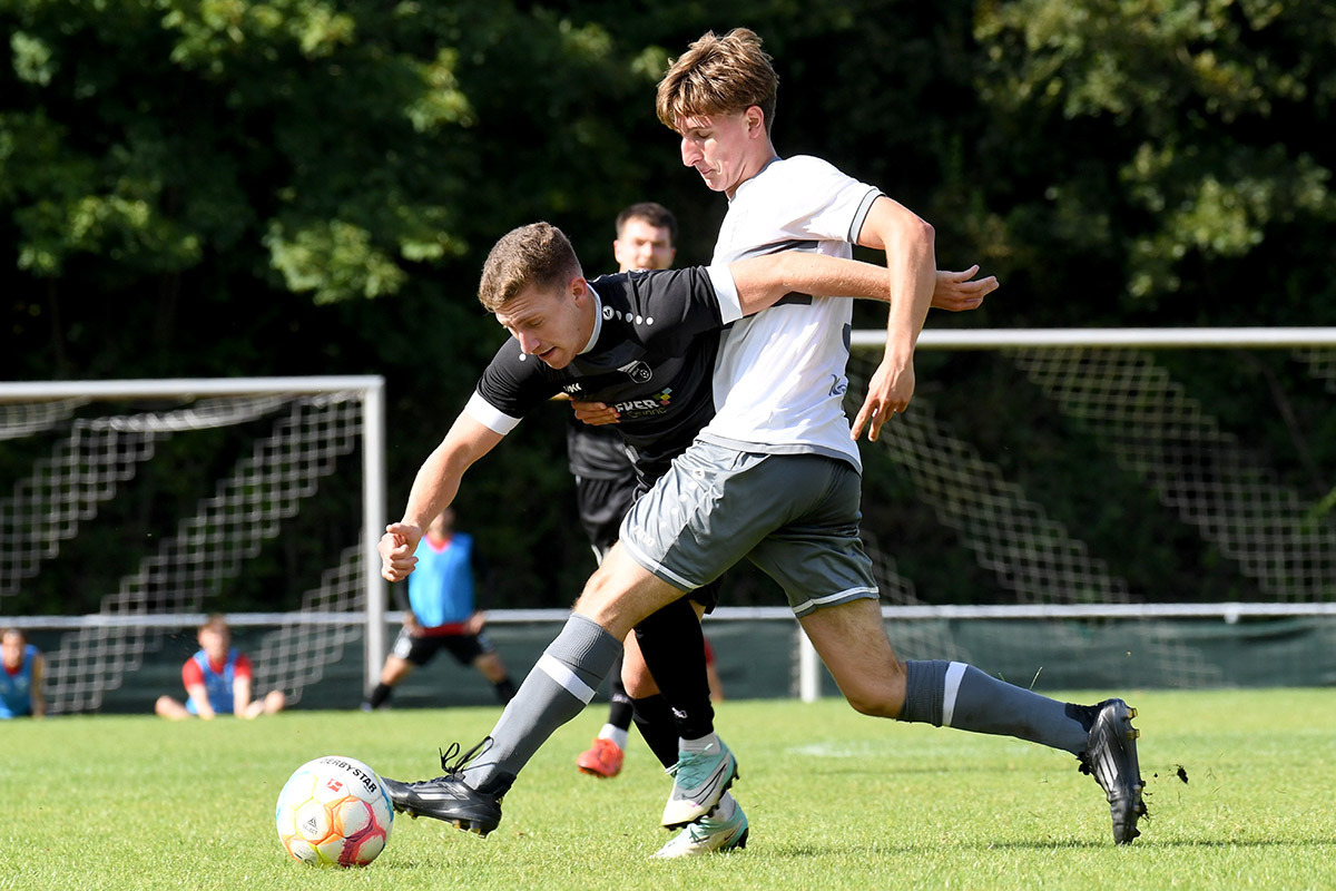 Gewohnt konzentriert in der Abwehrarbeit war WSC-Youngster Lukas Nattler. Hier stoppt er Daniel Jonas Seidel. Foto: MSW