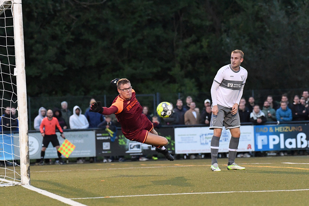 WSC-Torwart Henrik Pollak brauchte sich über zu wenig Beschäftigung nicht zu beklagen. Hier streckt er sich vergebens, der scharf geschossene Ball fliegt zum 0:1 ins Netz. Rechts beobachtet Nico Holtmann das Geschehen. Foto: MSW