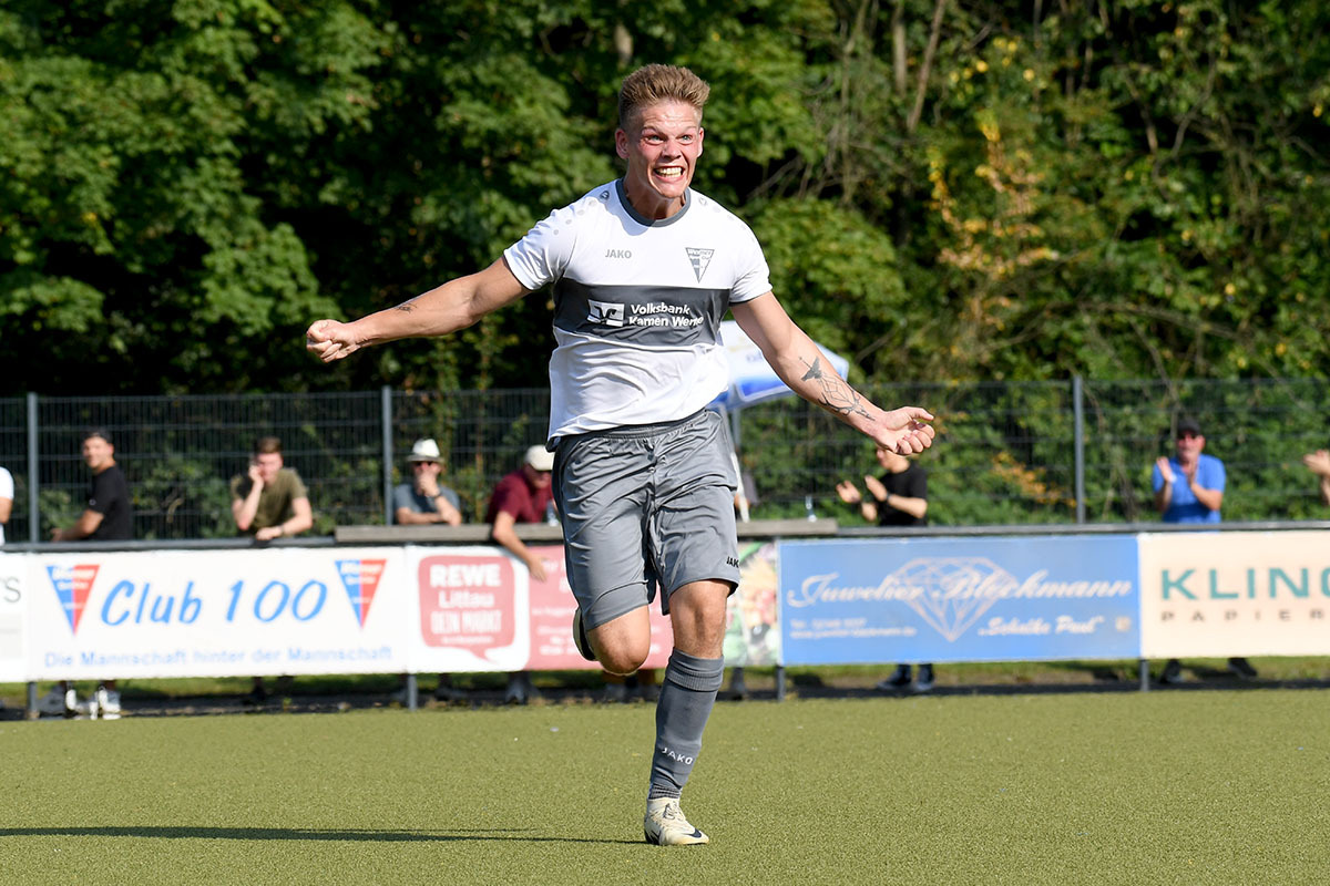 Jubelnd läuft Marvin Stöver auf die WSC-Trainerbank zu. Mit einem platzierten Freistoß hat er gerade den Siegtreffer gegen Haltern markiert.  Foto: MSW