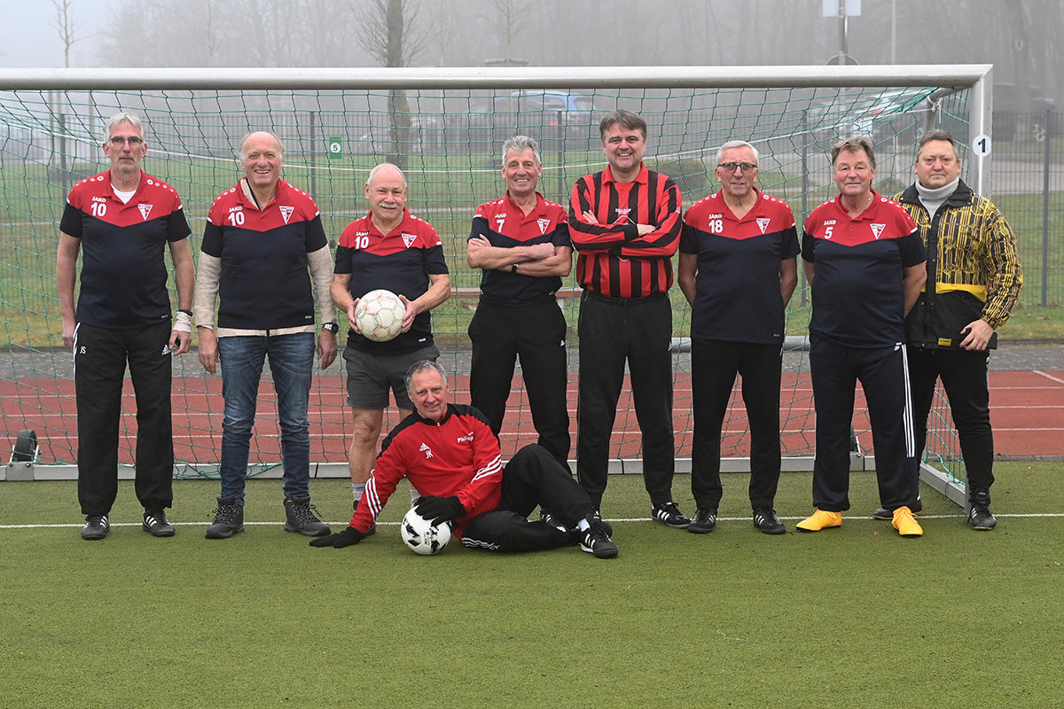 Vor der Ü 60-Versammlung trafen sich die Aktiven zu einem Trainingsspiel im Lindert: (v.l.) Jörg Stengl, Bernd Haverkamp, Klaus Thiel, Dietmar Walter, Olaf Krämer, Hennes Lünebrink, Harald Kipphardt, Alois Herrmann und (unten) Jürgen Kalwey. Foto: MSW