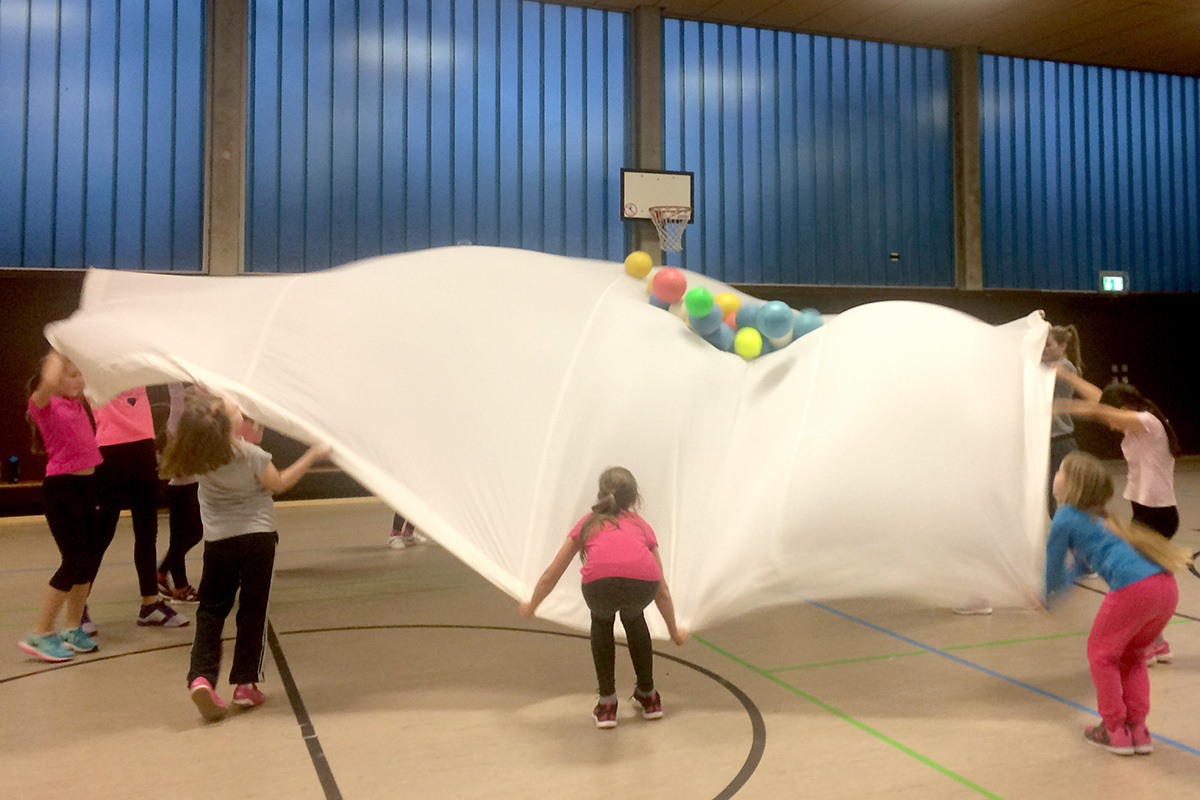 Bewegungserfahrungen machen Mädchen ab 7 Jahren mittwochs in der Gruppe „Abenteuerland Sporthalle“. Foto: WSC