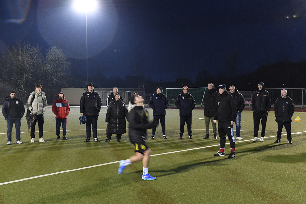 Auf dem Platz wurden im Rahmen einer Trainingseinheit mit den C1-Junioren des Werner SC verschiedene Koordinationsübungen gezeigt. Foto: WSC