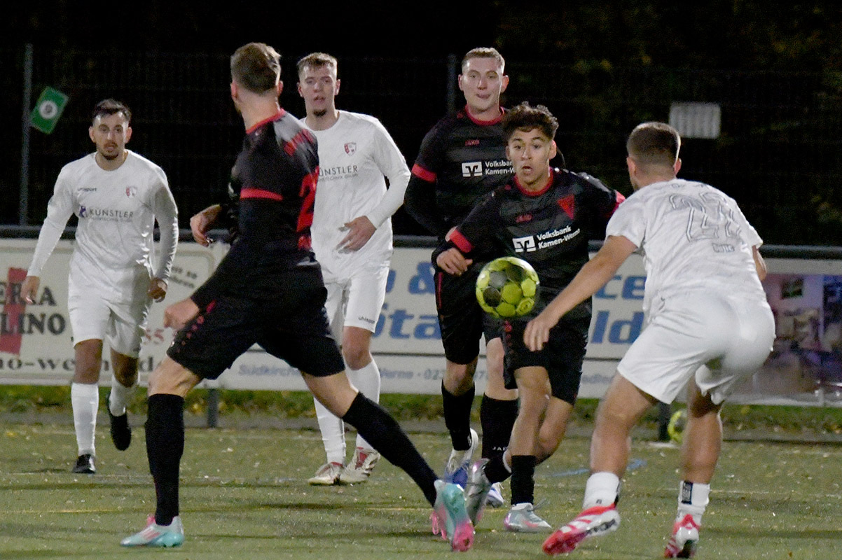 Kaum ein Durchkommen gab es für die Werner Offensivspieler Jannik Prinz, Finn Drücker und Mirac Sahin gegen kampfstarke Gäste aus Bockum-Hövel. Foto: MSW