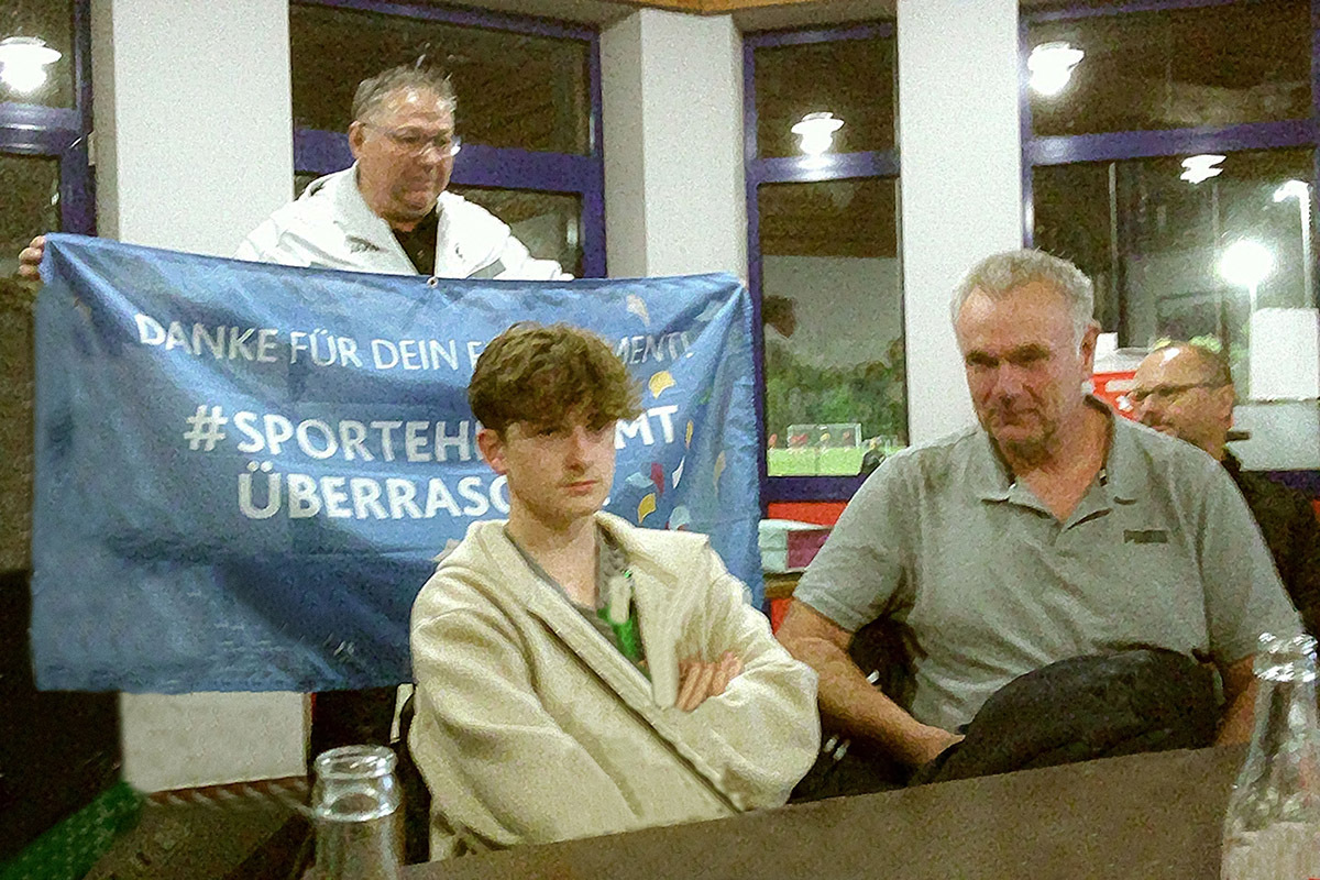Am Ende der Jugendvorstandssitzung überraschte Ralf Cramer (l.) den ahnungslosen Thomas Sitarek (r.) mit einer besonderen Ehrung.   Foto WSC