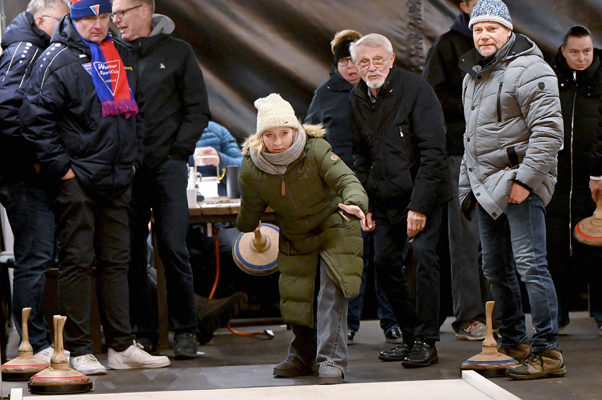 Nach einer kurzen Gewöhnungsphase hatten die Ehrenämtler*innen der WSC-Jugendabteilung das Spielgerät im Griff und waren im Wettkampfmodus. Foto: WSC