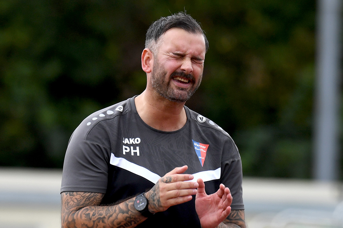 Trainer Pascal Harder litt an der Seitenlinie. Seine Mannschaft spielte gut, belohnte sich aber nicht. Archivfoto: MSW