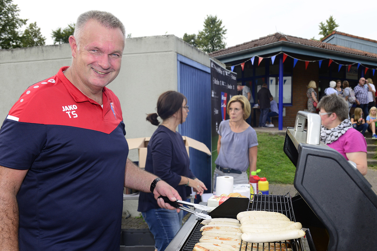 Ein Mann für alle Fälle: Thomas Sitarek ist da, wenn man ihn braucht, als Trainer beim Jugendfußball oder am Würstchenstand.   Foto: WSC