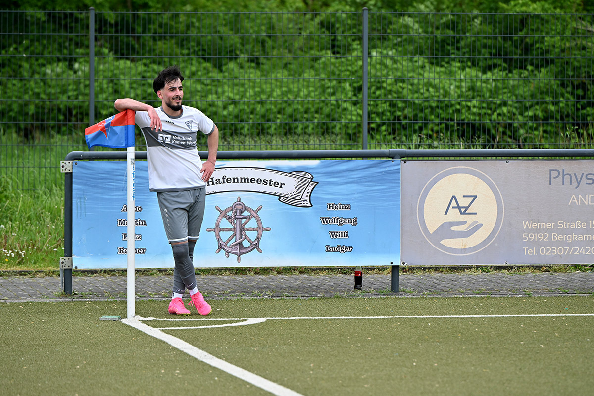 „Na, wie habe ich das gemacht?“, fragt WSC-Angreifer Moataz Barakat Omar nach seinem zweiten Treffer.  Foto: MSW