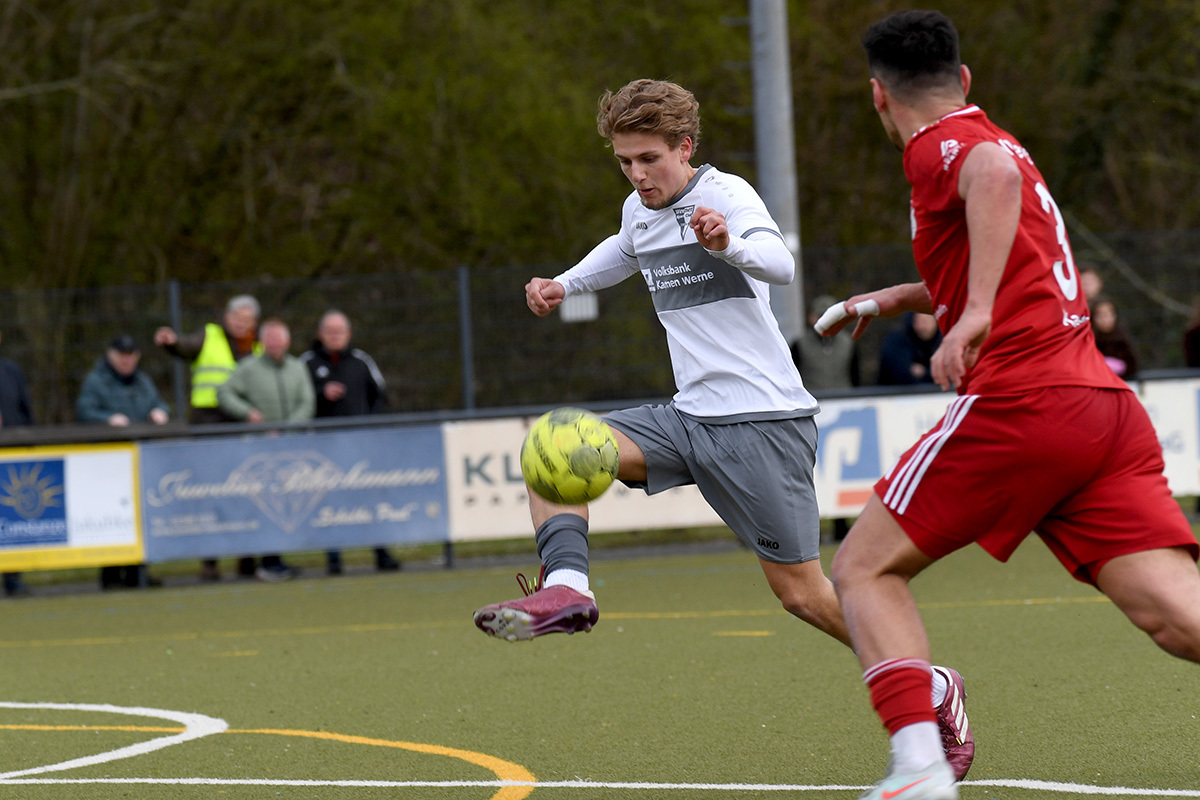 Tim Hoppe kam in der 68. Minute für Johannes Schwenniger. Hier geht er mit einer eleganten Ballannahme an seinem Gegenspieler Christoph Kasak vorbei.  Foto: MSW